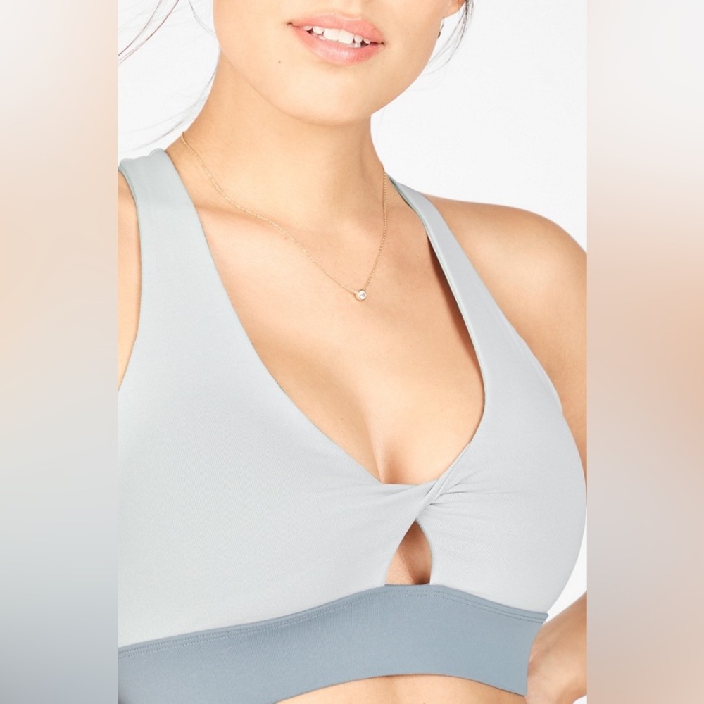 Fabletics Oasis Front Twist Sports Bra